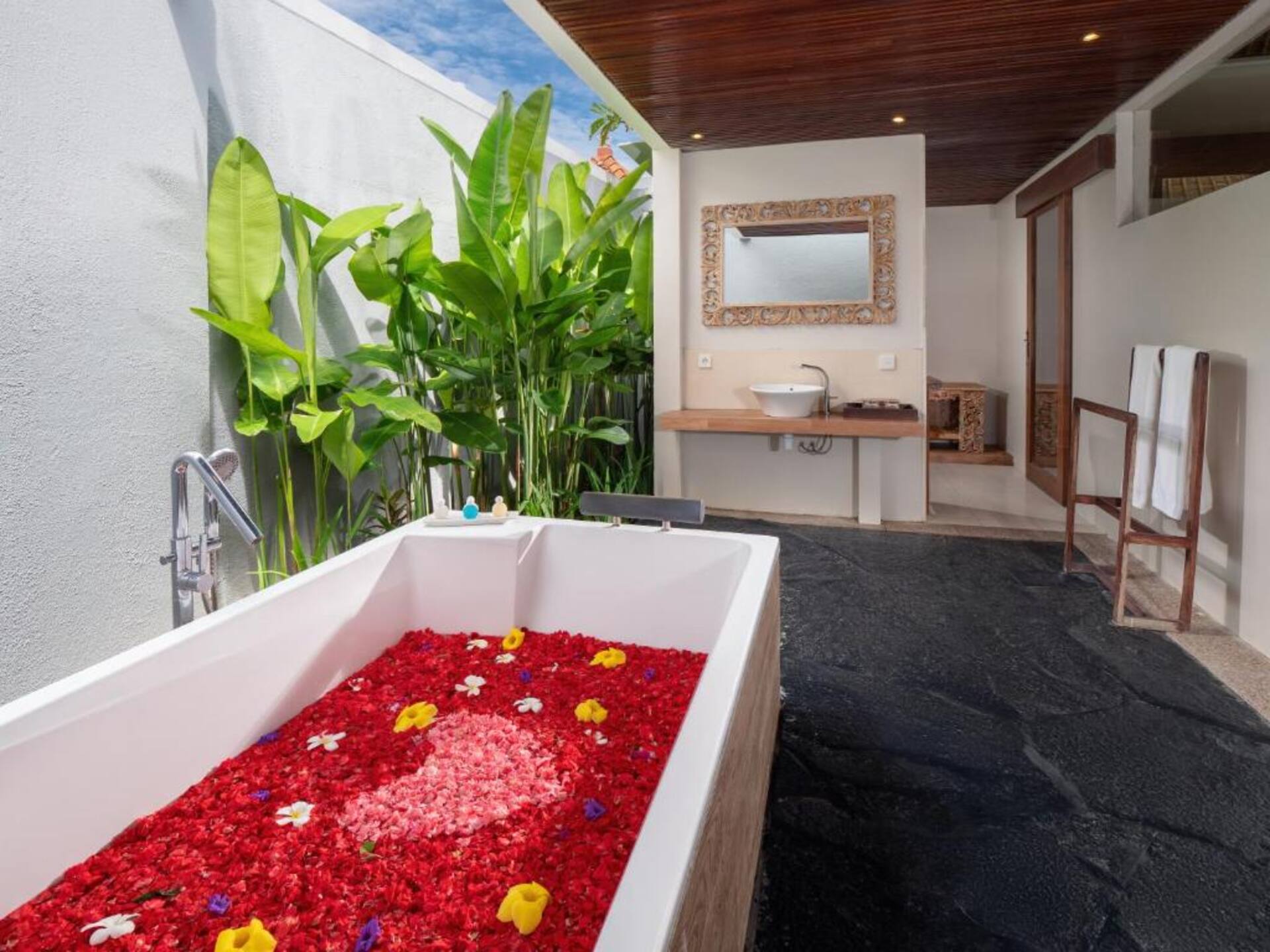 Rustic Modern Hideaway 1 Bedroom Private Villa in Uluwatu 2