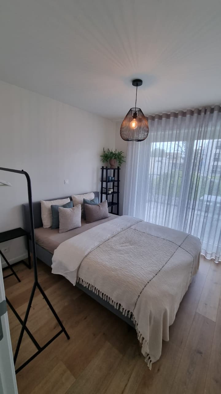 Dhoma e dytë e gjumit, është tamam si e para moderne e mobiluar me një krevat dopio të rehatshëm dhe një raft të përshtatshëm veshjesh. Gjithashtu, përmes kësaj hapësire ke qasje të drejtpërdrejtë në tarracën në pjesën e pasme. 