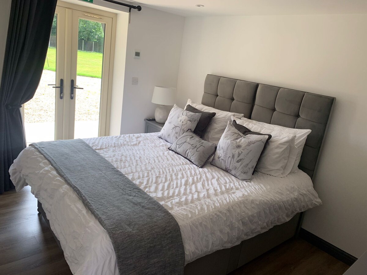 เตียงขนาดคิงไซส์แบ่งเป็นเตียงเดี่ยวได้ 2 เตียง 