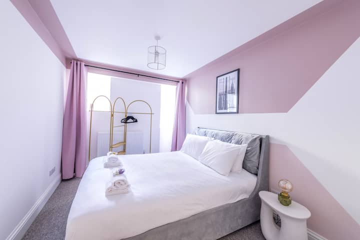 Chumba cha 2 cha kulala - Eneo lako binafsi ambalo lina kitanda 1 x, taulo safi, vitanda safi, hanger ya nguo na mapazia mazuri, ambapo starehe na utulivu huja pamoja kwa maelewano kamili.
