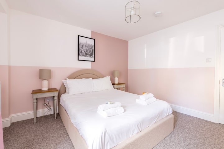 Chumba cha 1 cha kulala - Onyesha ndoto zako – chumba cha kulala chenye starehe chenye vitanda 1 x vya kifalme vilivyojaa vitanda safi na taulo safi ambapo starehe na mtindo hukutana.
