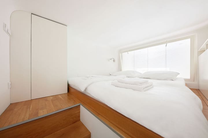 Kitanda cha ukubwa wa kifalme kilicho juu ya ghorofa.