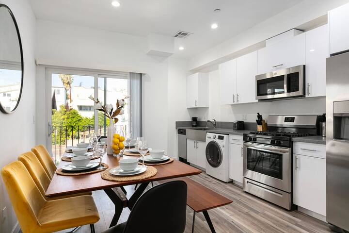 Roomy 4BR Townhouse | WiFi + Parking gallery image 2