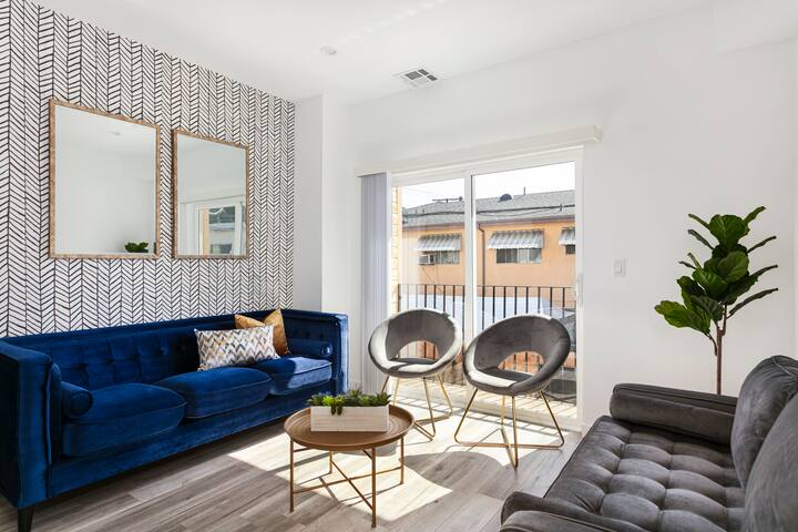Roomy 4BR Townhouse | WiFi + Parking gallery image 3