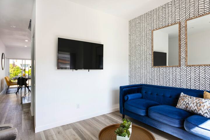 Roomy 4BR Townhouse | WiFi + Parking gallery image 4