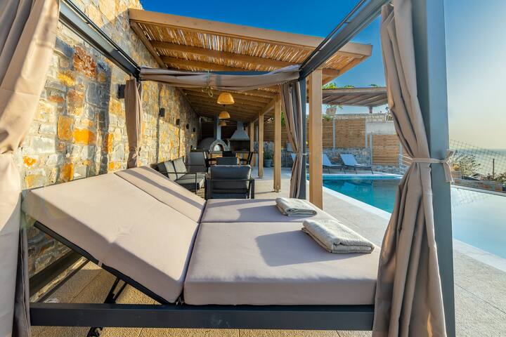 Stunning sea views, Access to a cove – Infinity gallery image 2