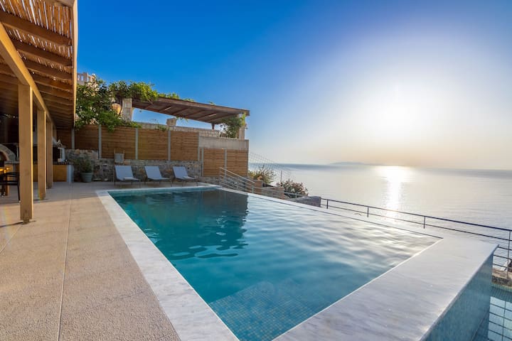Stunning sea views, Access to a cove – Infinity