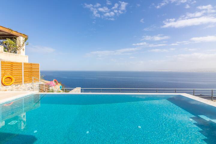 Stunning sea views, Access to a cove – Infinity gallery image 3