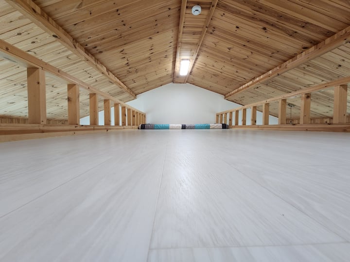 Uz drvene stepenice na istočnoj strani dnevnog boravka pronaći ćete sobu 3 (potkrovlje) 2m x 4,3 m (8,6 m2) za muškarce i žene. Ovo je tavan u stilu spavaće sobe za one koji žele mirno promatrati noćno nebo.