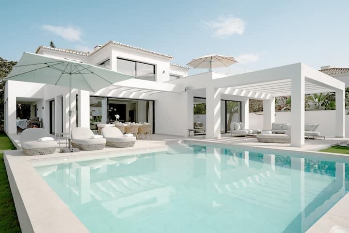 Delightful 4 Bed Villa With Pool Close To The Beach In Las Chapas - Marbella