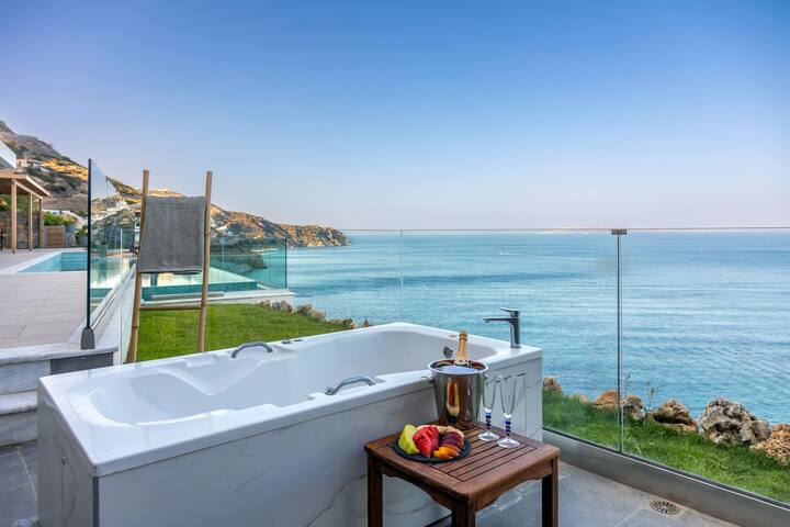 Stunning sea views & Access to a Cove by etouri gallery image 4