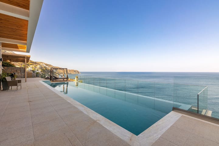 Stunning sea views & Access to a Cove by etouri
