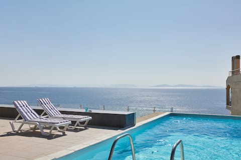 Deep Blue Luxury Escape