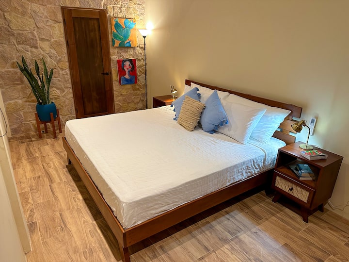 Მეორე საძინებელში არის დიდი ზომის საწოლი და სააბაზანო.