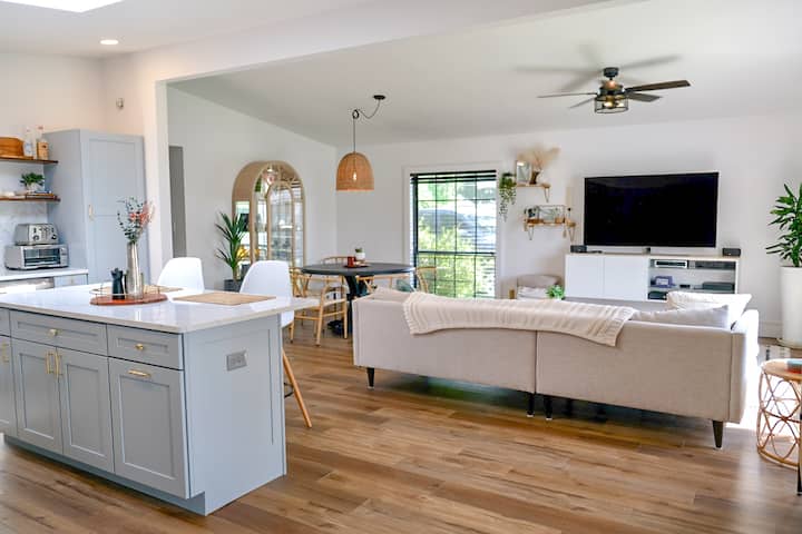 Lakeview Retreat With Private Pool Perfect Getaway - Tampa, FL