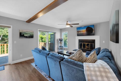 Condo W/Garage/Pool/EV Charger -1.5 block to beach