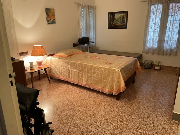 一楼无台阶卧室，配备单人床和长沙发。