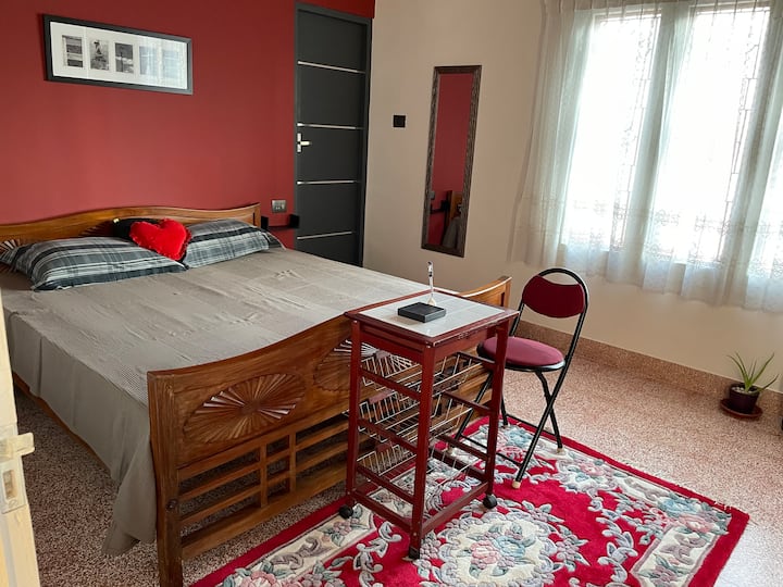 这间卧室位于夹层，配有加大双人床。