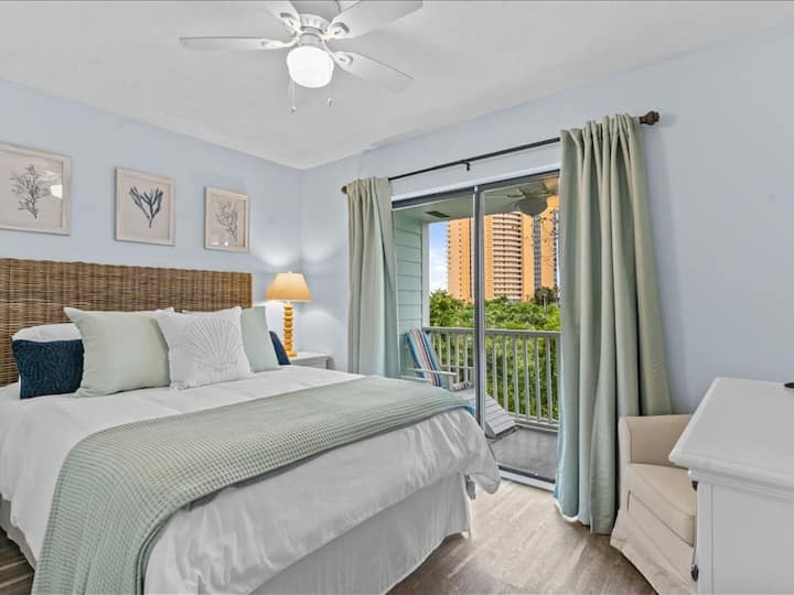 หากคุณโชคดีที่ได้เข้าพักในห้องนอนที่สองนี้คุณจะชื่นชอบเตียงควีนไซส์หรูหราพร้อมวิวฟลอริดาธรรมชาติที่สวยงาม ห้องนี้จะช่วยให้คุณผ่อนคลายหลังจากวันสำคัญที่ชายหาด