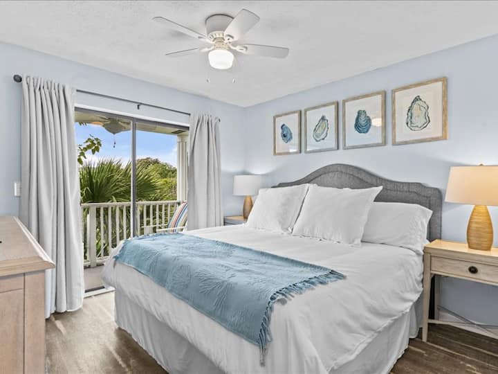 ห้องนอนใหญ่นี้มีเตียงขนาดคิงไซส์ที่สะดวกสบายพร้อมวิวฟลอริดาธรรมชาติที่สวยงาม 
ห้องนี้เหมาะสำหรับการพักผ่อนหลังจากไปชายหาดมาทั้งวัน!