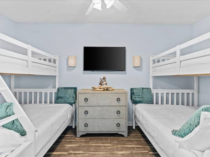 ห้องสองชั้นนี้เหมาะสำหรับผู้เข้าพักเพิ่มเติมหรือเด็ก ผู้เข้าพักจะเพลิดเพลินกับการมีเตียงส่วนตัวและทีวีในห้อง 