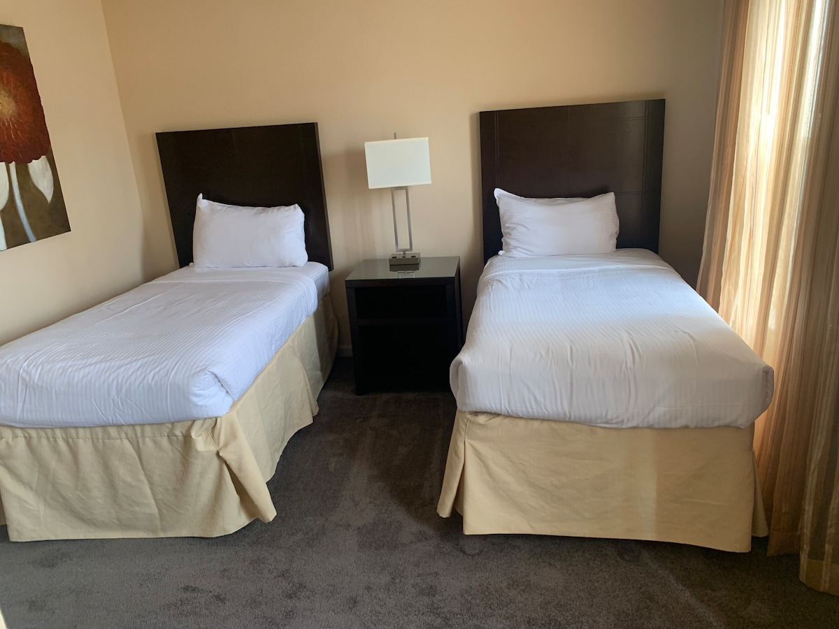 Ორი ტყუპი საწოლი მზადაა, რომ იტვირთოთ და დაიძინოთ.