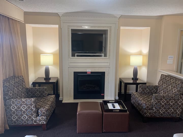 Две всекидневни с електрически камини, за да се отпуснете около огъня и да се насладите на компанията на семейството и приятелите си. Или се сгушете и прочетете хубава книга!