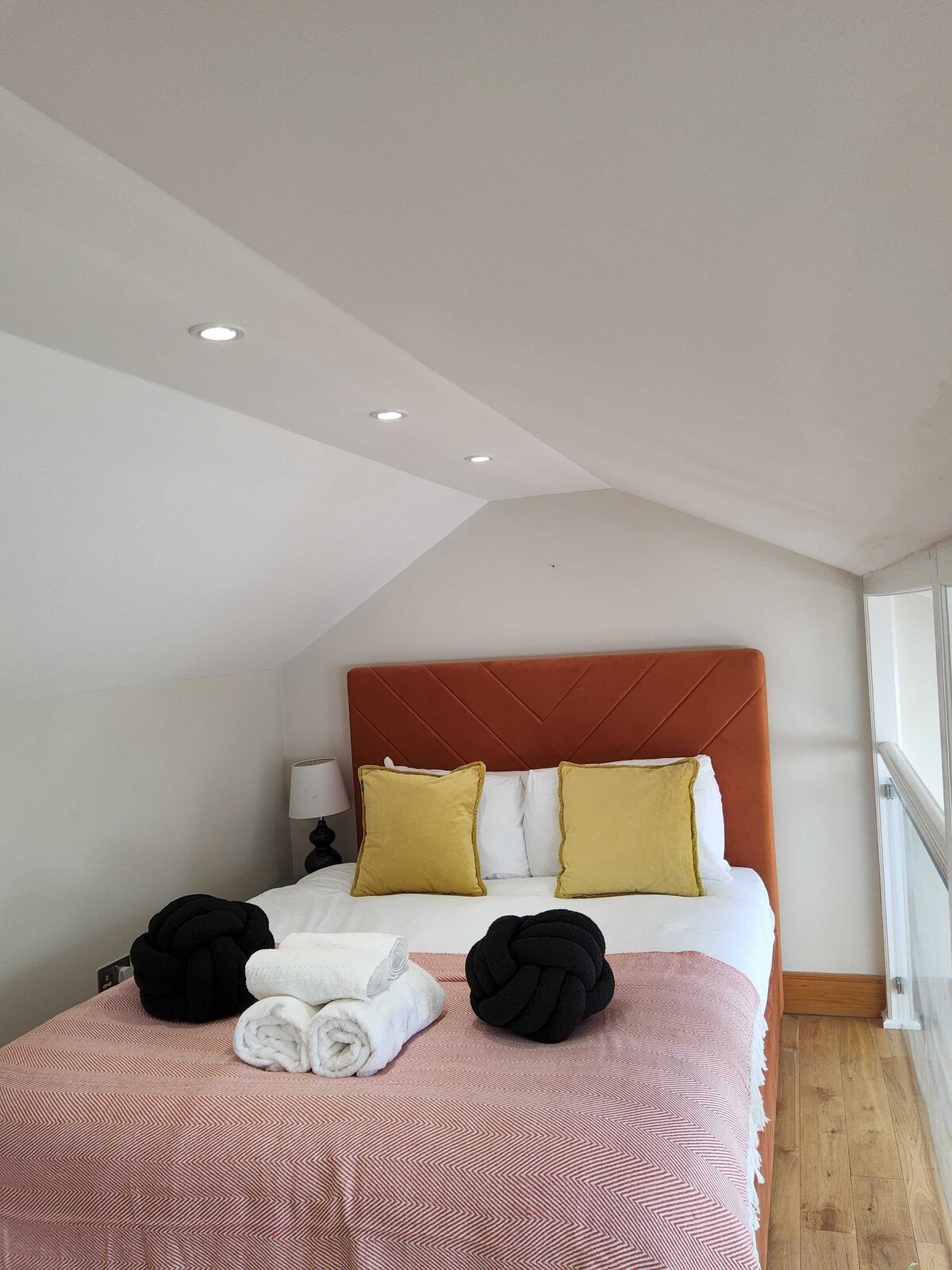 Alójate en este animado apartamento ubicado en el corazón de Londres. El acogedor dormitorio cuenta con una cómoda cama individual, que ofrece el lugar perfecto para pasar una noche de descanso después de explorar las vibrantes atracciones de la ciudad.