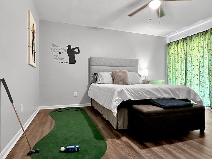 Საძინებელი №1 და მწვანით თქვენი მოკლე თამაშის შესამოწმებლად. Გოლფის ბურთების სახელო თქვენ გეკუთვნით! Თეთრეული არის თერმული რეგულირებადი ლუქს-კლასის ბამბუკი.