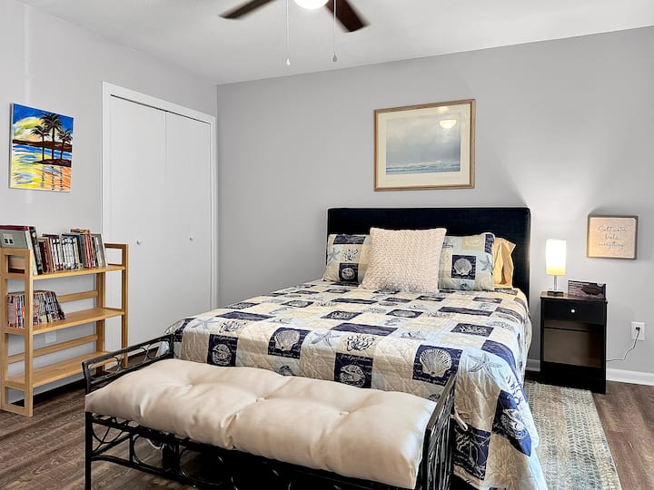 Საძინებელი №2 პლაჟის მოყვარულთათვის. Თეთრეული არის თერმული რეგულირებადი ლუქს-კლასის ბამბუკი.