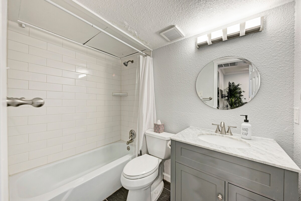 Clarksville Loft: Ultra Modern 3 min to Downtown