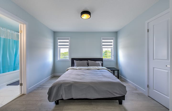 Chumba cha 4 cha kulala: Kitanda aina ya Queen kilicho na chumba cha kuogea cha pamoja