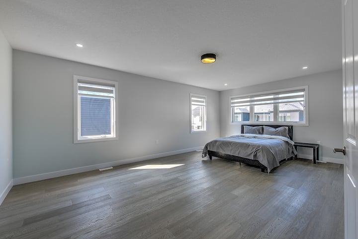 Chumba cha kulala cha 1: Kitanda cha malkia kilicho na chumba cha kuogea cha ndani