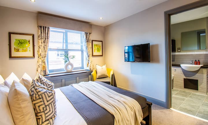 Sleek Ensuite Room: Free Gym Pass, Wifi, Laundry - Yeovil