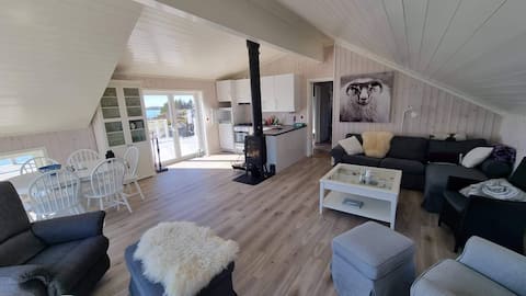 Top Airbnb: Cottage by the lake in Vestvågøy