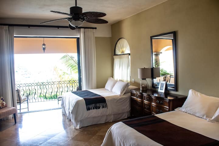 Апартамент за гости 1 със самостоятелна баня и телевизионна стая. Спираща дъха гледка към яхтеното пристанище, басейна и Кабо!