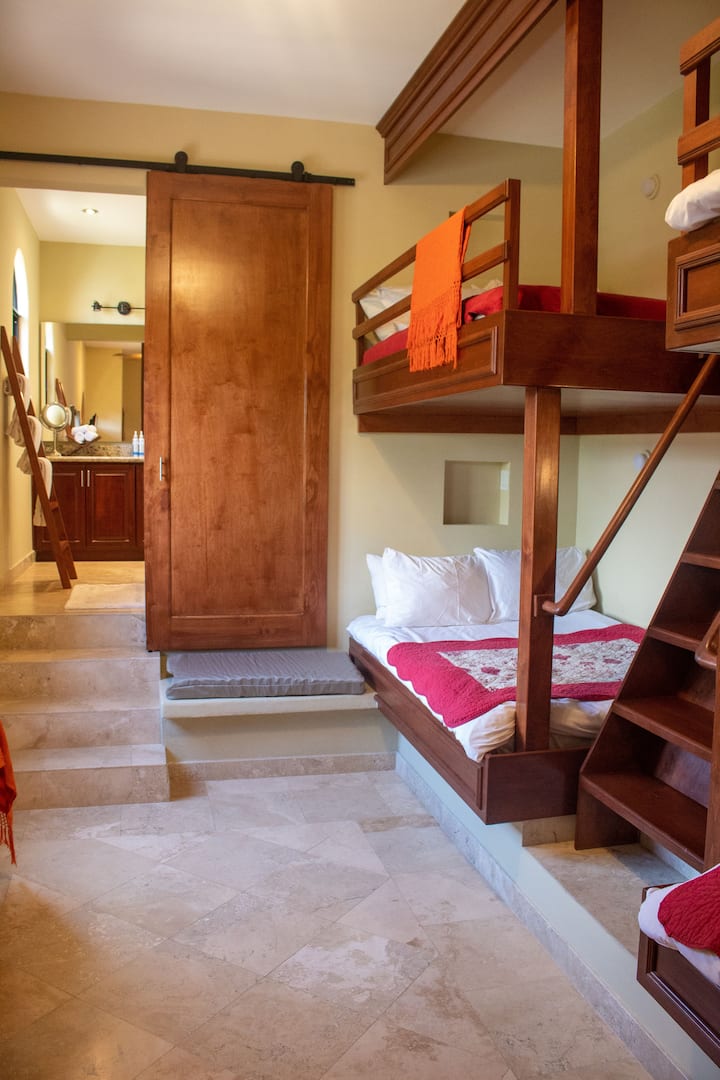 Casita с 4 двуетажни легла, телевизор и самостоятелна баня. 