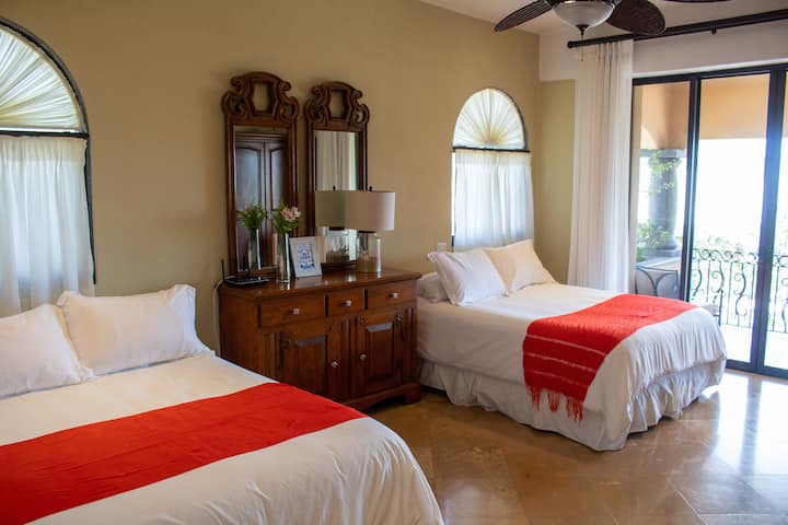 Апартамент за гости 2 със самостоятелна баня, зашеметяваща гледка към Педрегал, басейн и яхтено пристанище. 