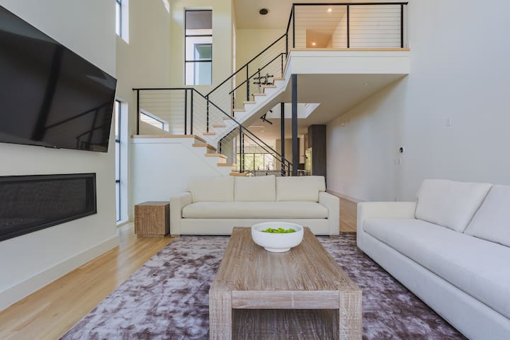 Luxury Oasis off Knox/Henderson