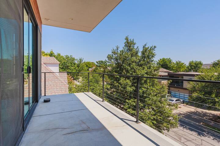 Luxury Oasis off Knox/Henderson gallery image 4