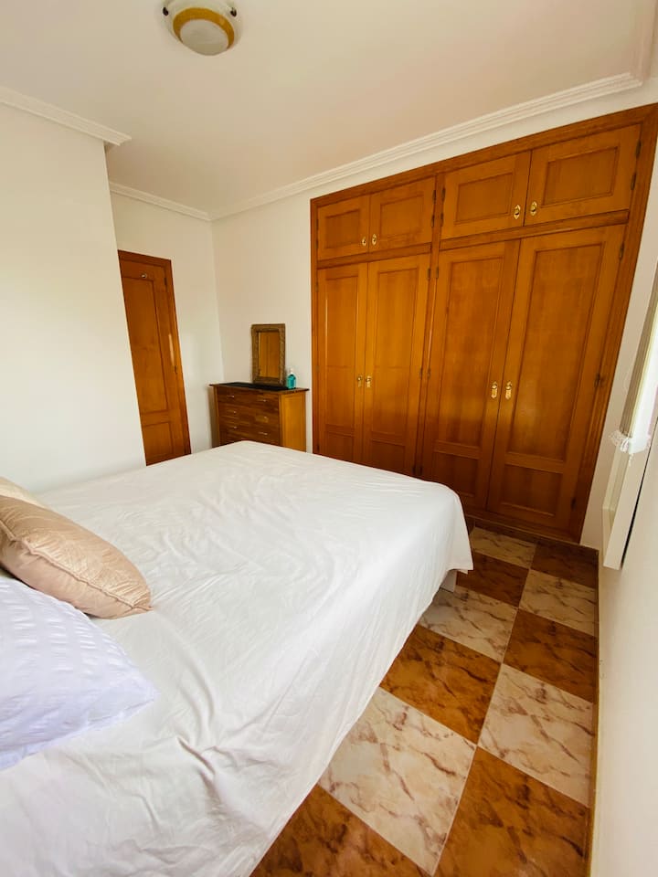 Habitación 1, padre. Guarda vestido./cómodas.