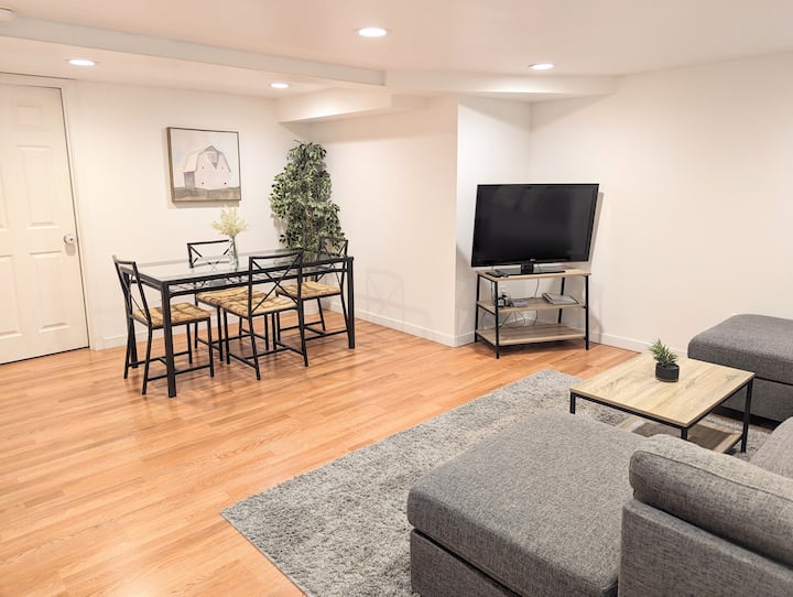 2br In Heart Of Seattle, Close To Dt, Uw. Parking! - Seattle, WA
