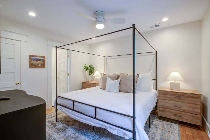 Ლუქს-კლასის დიდი საძინებელი თანდართული აბაზანა-ტუალეტით, კარადით, კომოდითა და Roku ტელევიზორით.