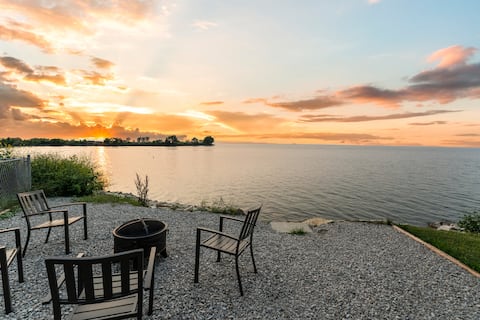 Lakefront Retreat on Lake Erie! Amazing Views!