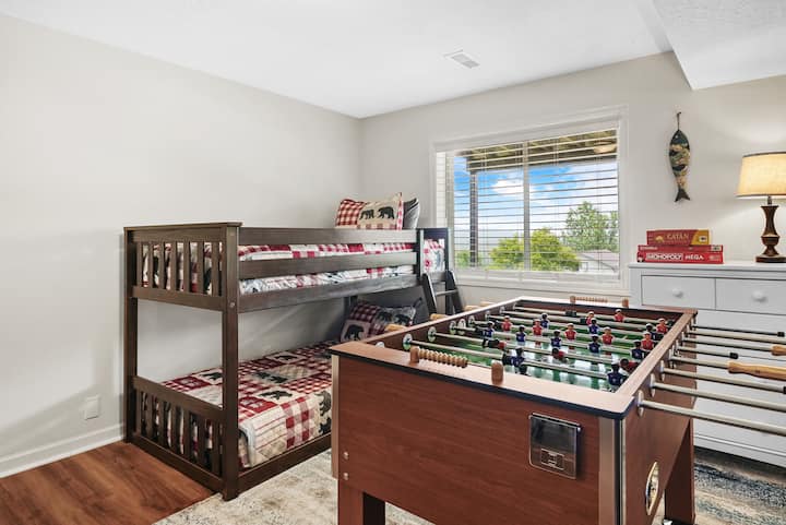 Dva kreveta na kat, društvene igre i stolni nogomet!