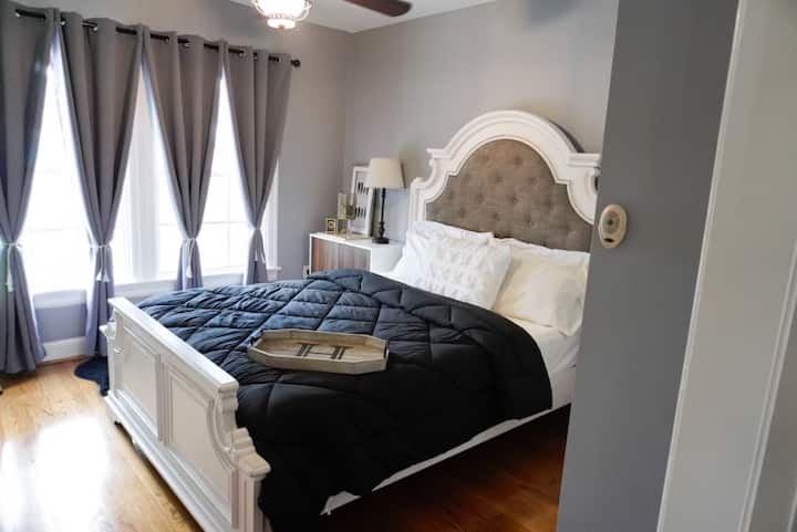 Spavaća soba 1, poznata kao Jaguar Lair, dolazi s bračnim krevetom spremnim za odličan noćni odmor nakon zabavne večeri u gradu ♠️