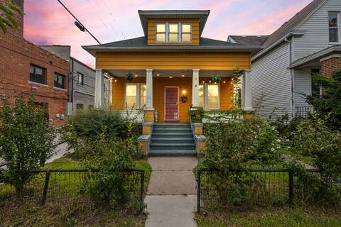 Home on Holmes *Parking Space in Yard!*