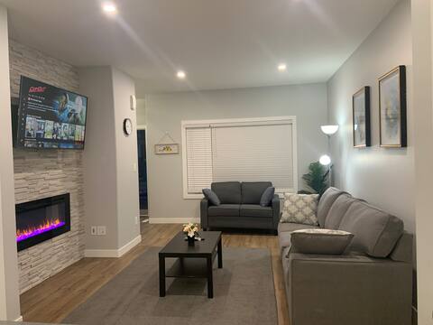 Luxurious 3 BR Villa with free parking - King Bed