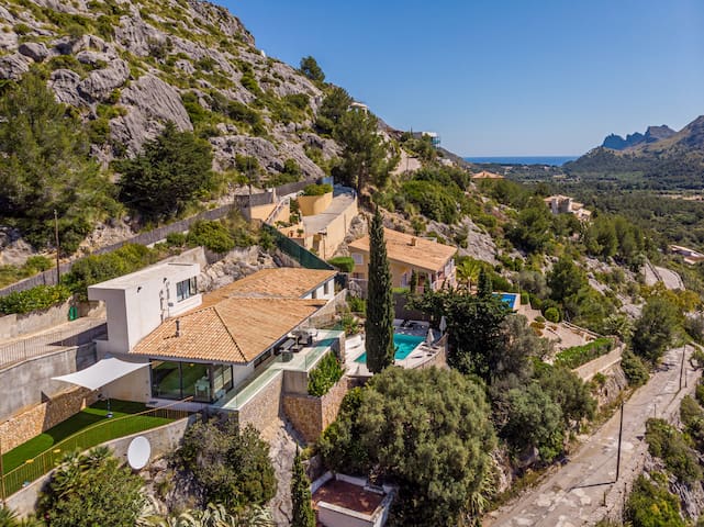 Contemporary Villa with Pool and Spectacular Views