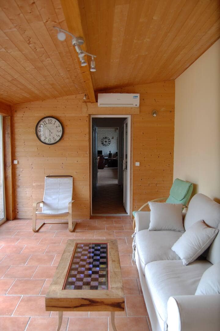 Зона на верандата с разтегателен диван